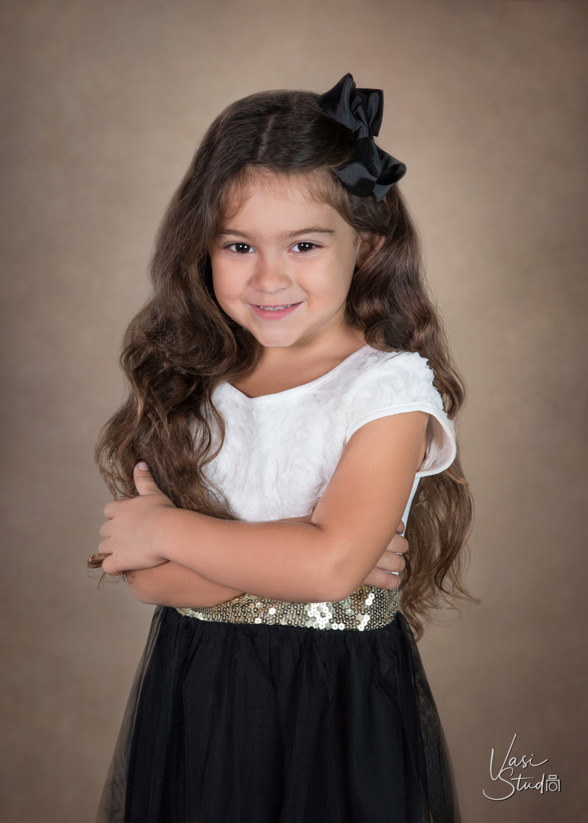 Call 561-307-9875 to schedule your family portrait session.